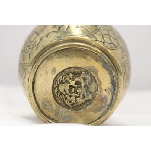 263 - AN ORIENTAL BRASS POT WITH MARKINGS TO THE BASE, HEIGHT 13CM