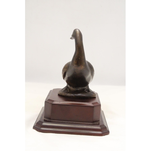 265 - AN ANTIQUE BRONZE GOOSE FIGURE ON A PLINTH