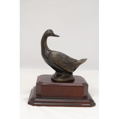 265 - AN ANTIQUE BRONZE GOOSE FIGURE ON A PLINTH