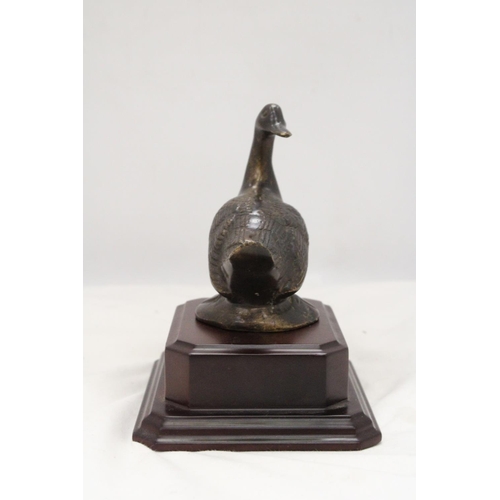 265 - AN ANTIQUE BRONZE GOOSE FIGURE ON A PLINTH