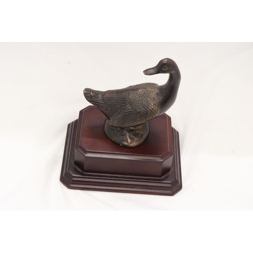 265 - AN ANTIQUE BRONZE GOOSE FIGURE ON A PLINTH