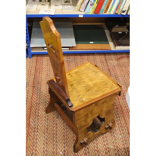 286 - A VINTAGE WOODEN BIBLE CHAIR WITH A DRAWER TO THE FRONT