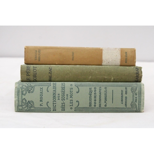 374 - A 1913 DICTIONNAIRE PLUS TWO VINTAGE BALZAC NOVELS