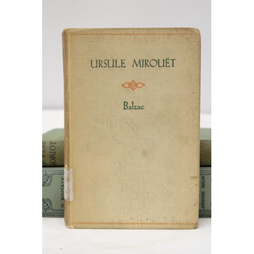 374 - A 1913 DICTIONNAIRE PLUS TWO VINTAGE BALZAC NOVELS