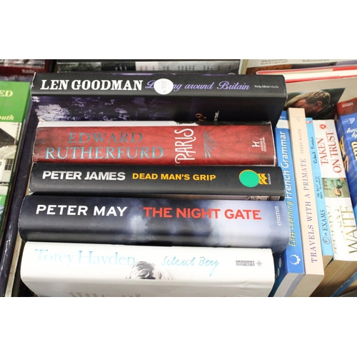 404 - A QUANTITY OF FICTION AND NON FICTION BOOKS TO INCLUDE PETER JAMES, LITTLE BRITAIN, PETER KAY, TERRY... 