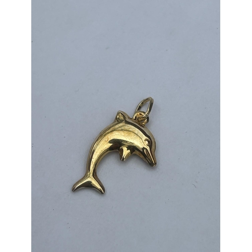 530 - A 9CT YELLOW GOLD DOLPHIN CHARM