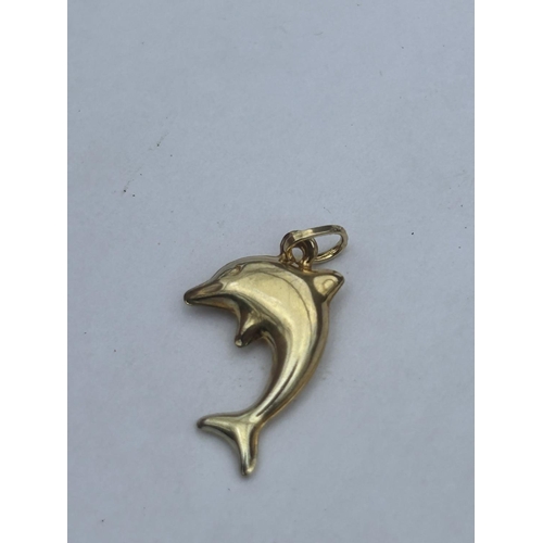 530 - A 9CT YELLOW GOLD DOLPHIN CHARM