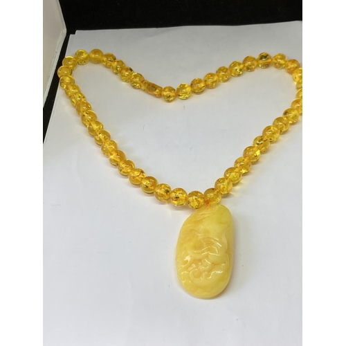 541 - AN AMBER NECKLACE AND PENDANT