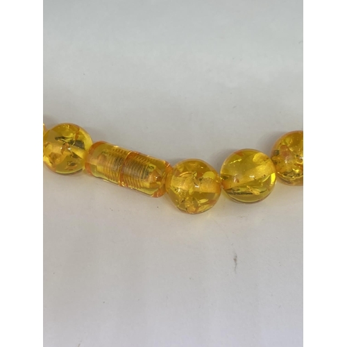 541 - AN AMBER NECKLACE AND PENDANT