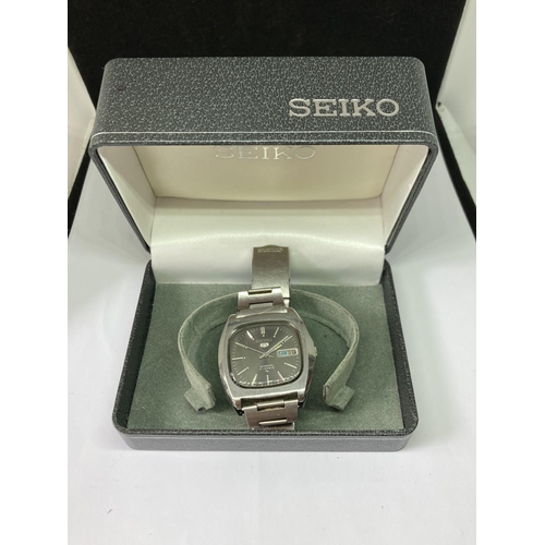 542 - A SEIKO 5 AUTOMATIC 21 JEWELS WRISTWATCH IN A PRESENTATION BOX SEEN WORKING BUT NO WARRANTY