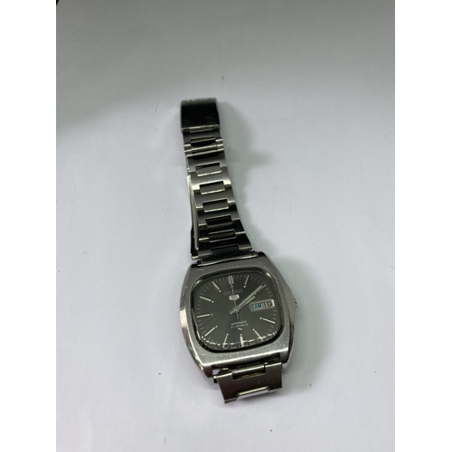 542 - A SEIKO 5 AUTOMATIC 21 JEWELS WRISTWATCH IN A PRESENTATION BOX SEEN WORKING BUT NO WARRANTY