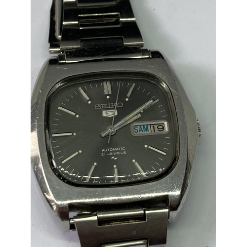 542 - A SEIKO 5 AUTOMATIC 21 JEWELS WRISTWATCH IN A PRESENTATION BOX SEEN WORKING BUT NO WARRANTY