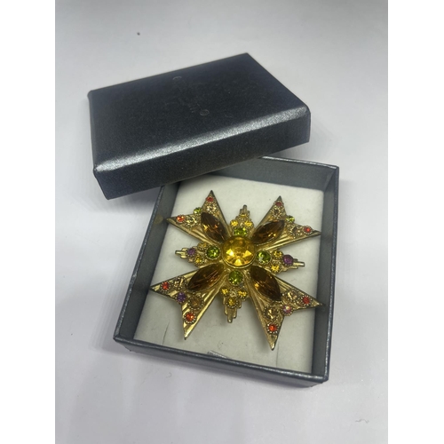 572 - A MALTESE CROSS GOLD TONE BROOCH WITH RHINESTONES