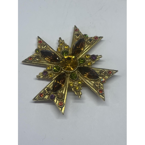 572 - A MALTESE CROSS GOLD TONE BROOCH WITH RHINESTONES