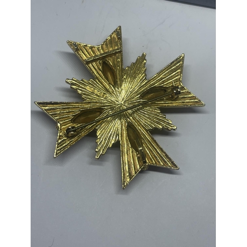 572 - A MALTESE CROSS GOLD TONE BROOCH WITH RHINESTONES