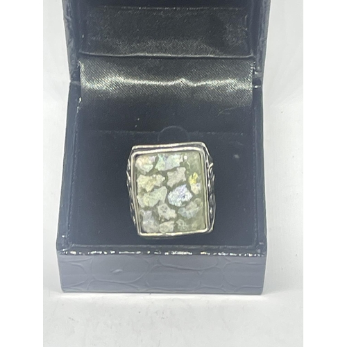 587 - A STERLING SILVER VINTAGE GLASS MOSAIC RING SIZE P IN A PRESENTATION BOX