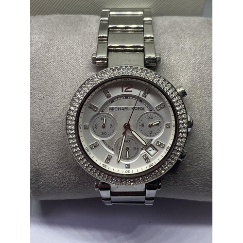 628 - A MICHAEL KORS WRIST WATCH IN A PRESENTATION BOX SEEN WORKING BUT NO WARRANTY