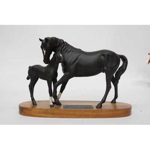 707 - A BESWICK CONNOISSEUR MODEL OF BLACK BEAUTY AND FOAL ON A WOODEN PLINTH