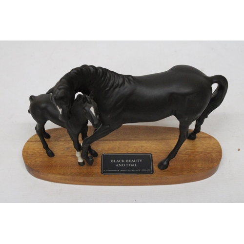 707 - A BESWICK CONNOISSEUR MODEL OF BLACK BEAUTY AND FOAL ON A WOODEN PLINTH