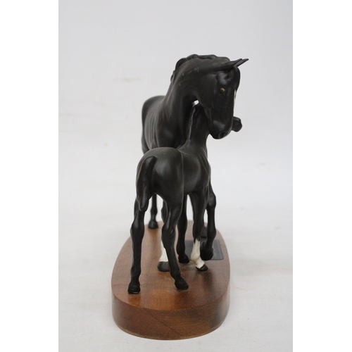 707 - A BESWICK CONNOISSEUR MODEL OF BLACK BEAUTY AND FOAL ON A WOODEN PLINTH