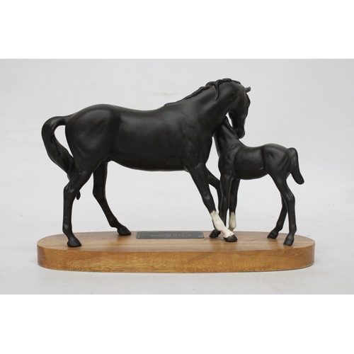 707 - A BESWICK CONNOISSEUR MODEL OF BLACK BEAUTY AND FOAL ON A WOODEN PLINTH