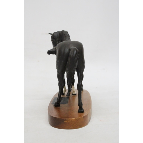 707 - A BESWICK CONNOISSEUR MODEL OF BLACK BEAUTY AND FOAL ON A WOODEN PLINTH