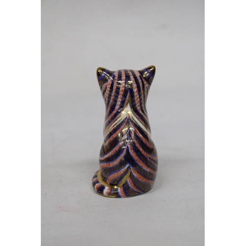 778 - A ROYAL CROWN DERBY SITTING CAT (FIRSTS)