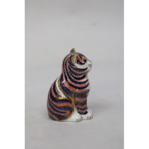 778 - A ROYAL CROWN DERBY SITTING CAT (FIRSTS)