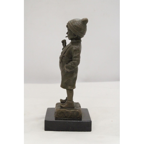 850 - A BRONZE BOY SMOKING A CIGAR ON A MARBLE BASE - SIGNED