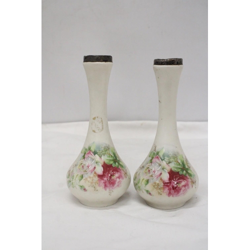 890 - A PAIR OF VINTAGE FLORAL VSES WITH HALLMARKED SILVER RIMS, HEIGHT 18CM