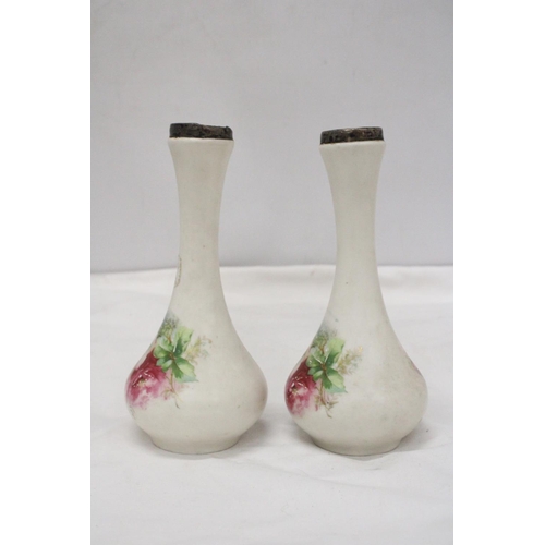 890 - A PAIR OF VINTAGE FLORAL VSES WITH HALLMARKED SILVER RIMS, HEIGHT 18CM