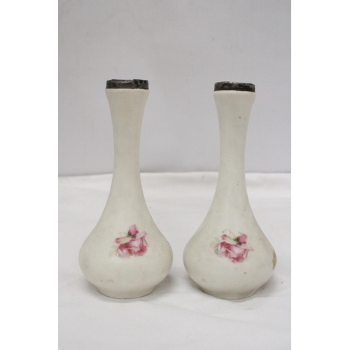 890 - A PAIR OF VINTAGE FLORAL VSES WITH HALLMARKED SILVER RIMS, HEIGHT 18CM