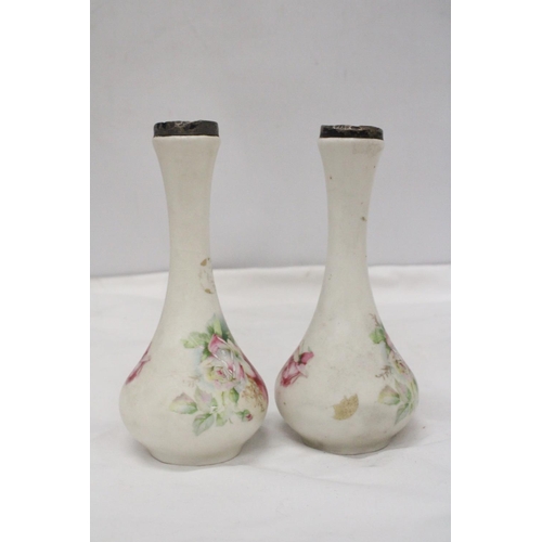 890 - A PAIR OF VINTAGE FLORAL VSES WITH HALLMARKED SILVER RIMS, HEIGHT 18CM