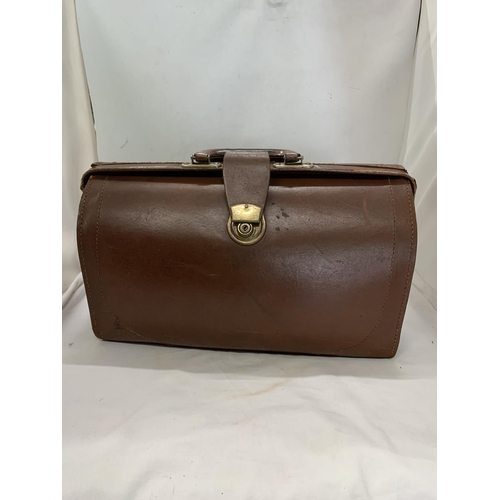 960 - A MAN'S VINTAGE LEATHER BRIEFCASE