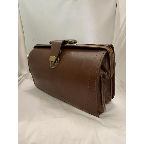 960 - A MAN'S VINTAGE LEATHER BRIEFCASE