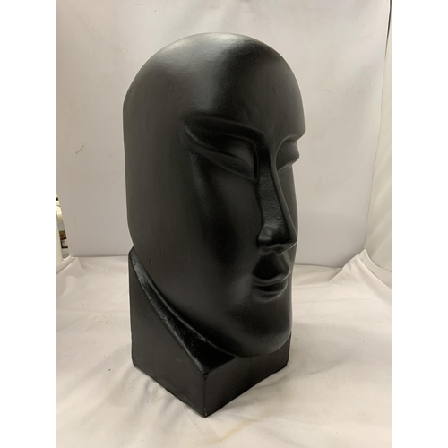 964 - A LARGE CERAMIC, CHUNKY, BLACK DESIGNER HEAD, HEIGHT  37CM