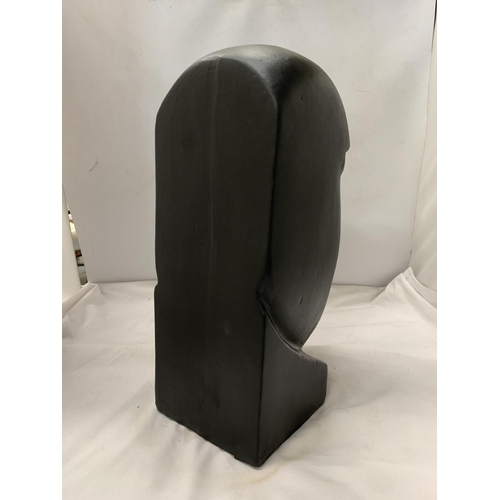 964 - A LARGE CERAMIC, CHUNKY, BLACK DESIGNER HEAD, HEIGHT  37CM