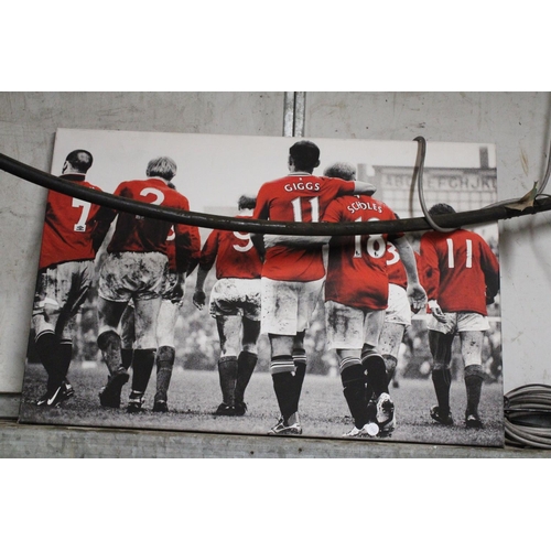 1086 - THREE MANCHESTER UNITED PICTURES TO INCLUDE A PHOTO OF GEORGE BEST, A PICTURE OF THE BUSBY BABES WIT... 