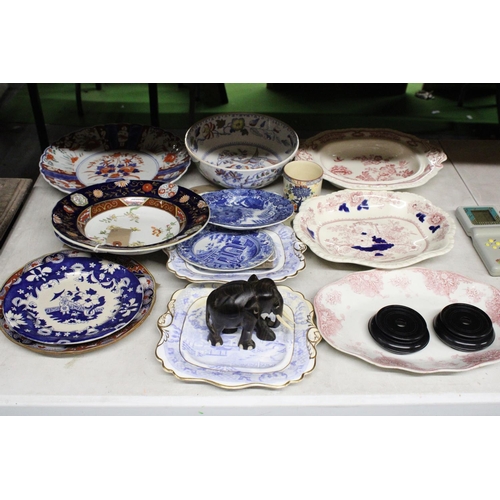 1109 - A MIXED LOT OF COLLECTABLE PLATES TO INCLUDE SPODE, ASHWORTH, AND MASON'S PLUS A WOODEN ELEPHANT ORN... 