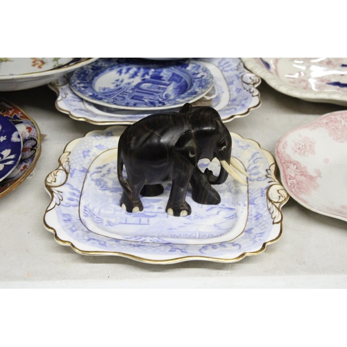 1109 - A MIXED LOT OF COLLECTABLE PLATES TO INCLUDE SPODE, ASHWORTH, AND MASON'S PLUS A WOODEN ELEPHANT ORN... 