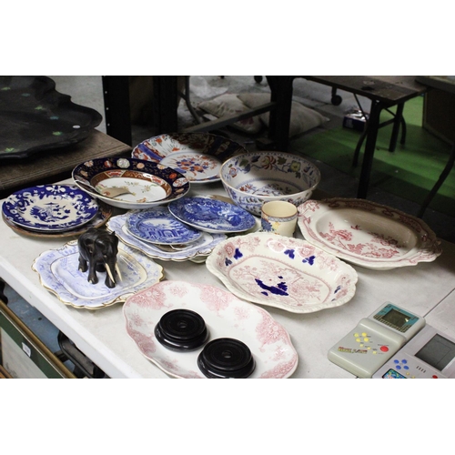 1109 - A MIXED LOT OF COLLECTABLE PLATES TO INCLUDE SPODE, ASHWORTH, AND MASON'S PLUS A WOODEN ELEPHANT ORN... 