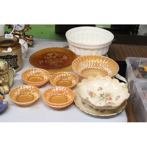 1156 - A MIXED LOT TO INCLUDE CARNIVAL GLASS PLUS LARGE CERAMIC JELLY MOULD AND A CROWN DEVON FOOTED BOWL A... 