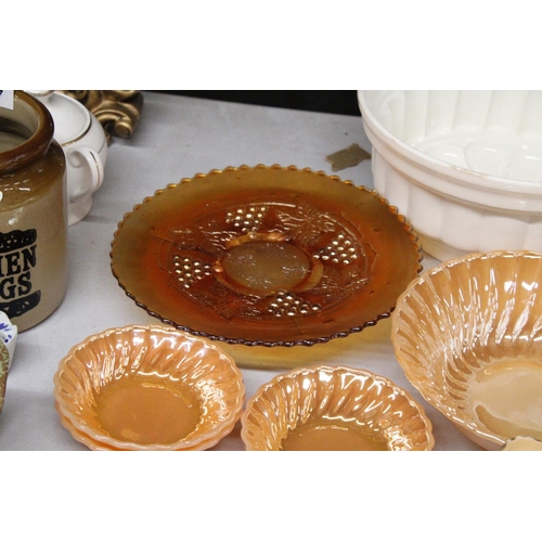 1156 - A MIXED LOT TO INCLUDE CARNIVAL GLASS PLUS LARGE CERAMIC JELLY MOULD AND A CROWN DEVON FOOTED BOWL A... 