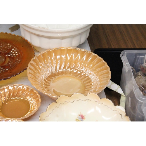 1156 - A MIXED LOT TO INCLUDE CARNIVAL GLASS PLUS LARGE CERAMIC JELLY MOULD AND A CROWN DEVON FOOTED BOWL A... 