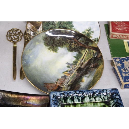 1159 - A MIXED LOT TO INCLUDE THREE CABINET PLATES, A SWAN PLANTER, BRASS LETTER OPENERS, STUDIO POTTERY PL... 