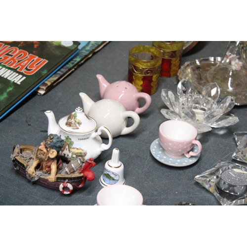 1178 - A MIXED LOT TO INCLUDE, A CRYSTAL PENGUIN, GLASS TEALIGHT HOLDERS, MINIATURE TEAPOTS, CUPS AND SAUCE... 