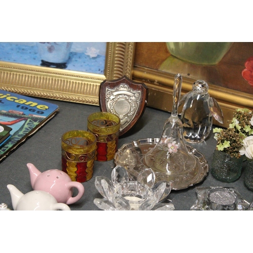 1178 - A MIXED LOT TO INCLUDE, A CRYSTAL PENGUIN, GLASS TEALIGHT HOLDERS, MINIATURE TEAPOTS, CUPS AND SAUCE... 