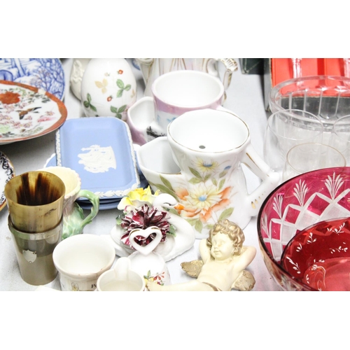 1243 - A MIXED LOT OF COLLECTABLES  TO INCLUDE MINIATURE WEDGEWOOD VASES, A COTTAGE ROSE CANDLE STICK, WEDG... 