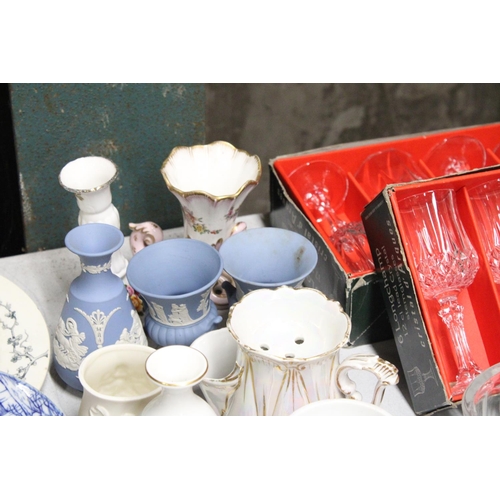 1243 - A MIXED LOT OF COLLECTABLES  TO INCLUDE MINIATURE WEDGEWOOD VASES, A COTTAGE ROSE CANDLE STICK, WEDG... 