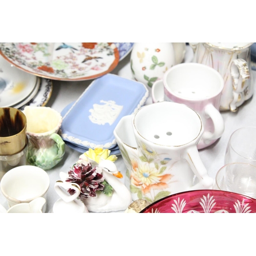 1243 - A MIXED LOT OF COLLECTABLES  TO INCLUDE MINIATURE WEDGEWOOD VASES, A COTTAGE ROSE CANDLE STICK, WEDG... 